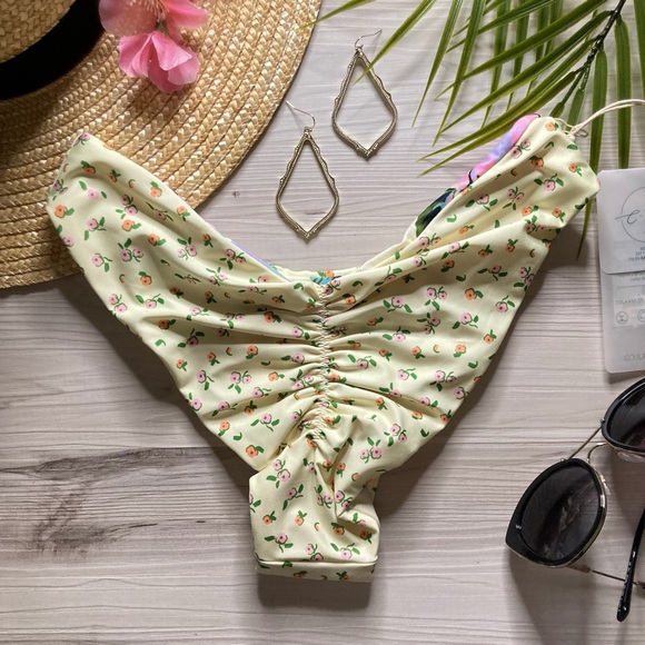 Maaji • Reversible Floral Cinched Cheeky Bikini Bottoms 👙🌴 - Picture 3 of 9